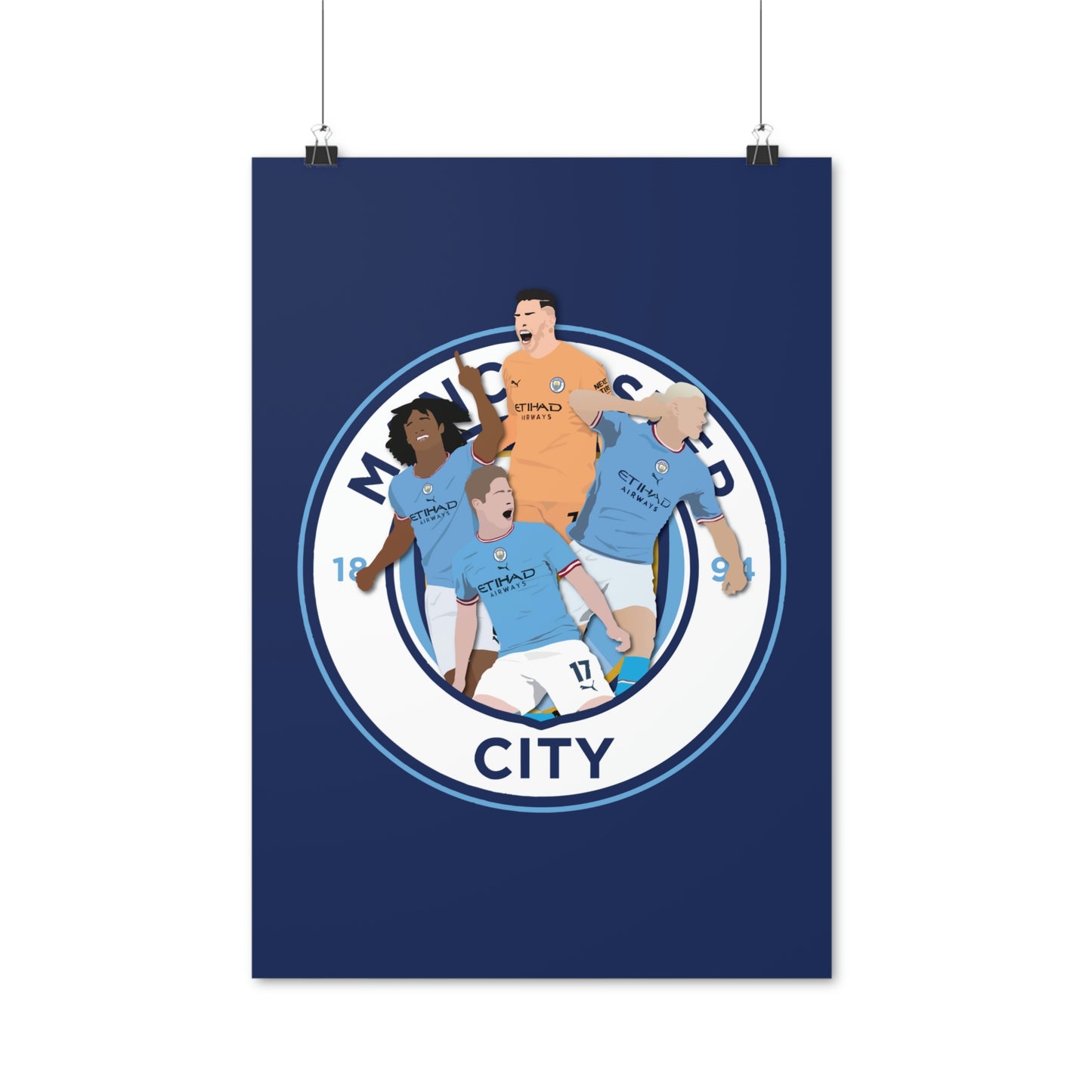 Manchester City poster met spelers Ederson, Ake, Haaland en De Bruyne (Blauwe achtergrond)