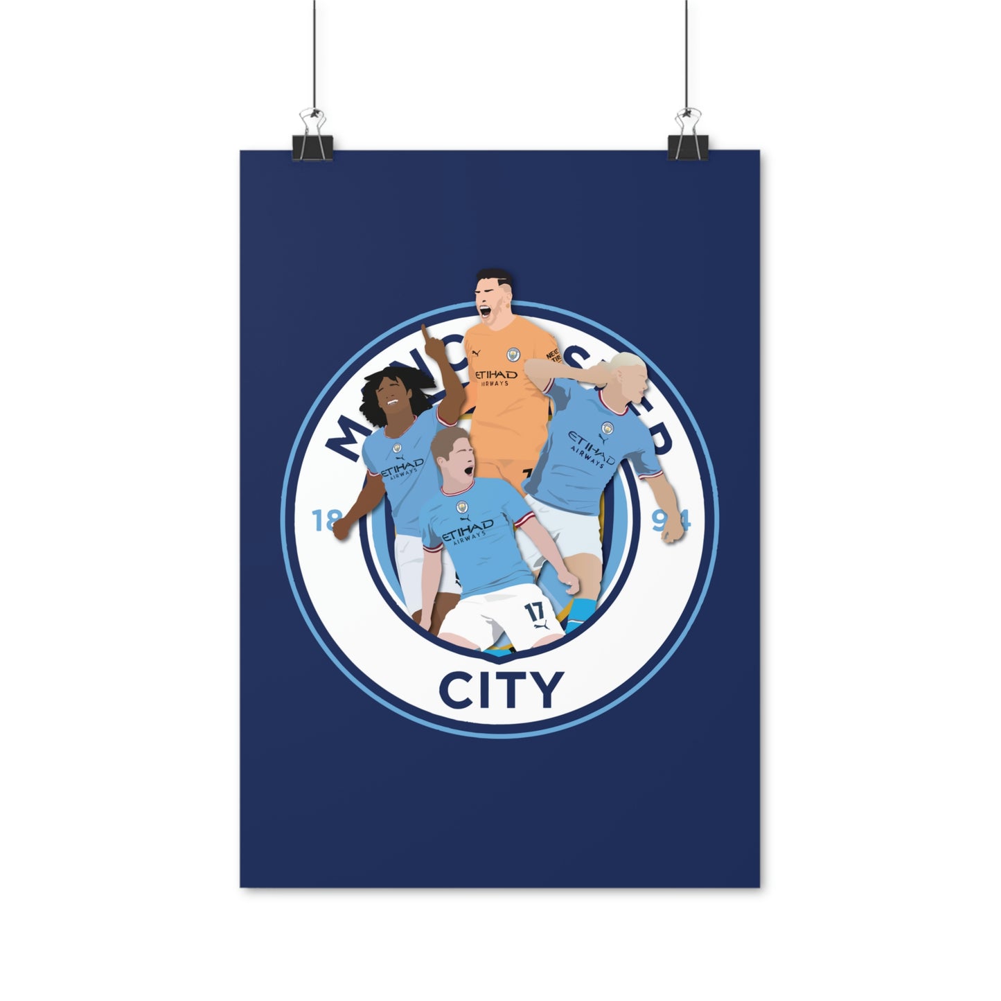 Manchester City poster met spelers Ederson, Ake, Haaland en De Bruyne (Blauwe achtergrond)
